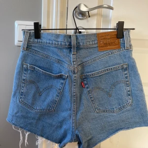 Levis jeansshorts - Säljer mina knappt använda jeansshorts från Levis! Har inga tecken på användning alls! 