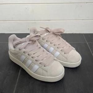 Adias campus wonder white - Hej, säljer nu helt nya adias campus wonder white! Resell priset ligger runt 3500-4000 då de är sällsynta. Priset kan diskuteras, vid frågor kring priset/bilder tas i dm😊