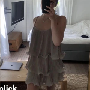 Hm klänning  - Köptes här på Plick men har inte användt den. Den är i storlek small. Bilden är från tjejen jag köpte den av. 🥰