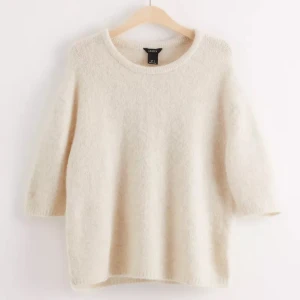 Stickad tröja - Säljer min jättefina stickade t-shirt från Lindex som inte längre säljs💗 Tröjan är i nyskick och har bara används några gånger💗 Plaggets storlek är XS men tröjan mer som en S/M💗 OBS: pris går att diskutera 