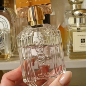 Hugo Boss  - The Scent från Hugo Boss. Mängd kvar syns på bilden.  
