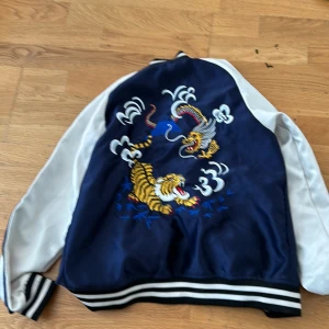 Bomberjacka - Riktigt cool jacka med drake på baksidan, typ bombarjacka