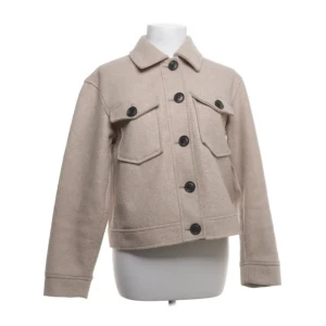 Vero Moda kappa  - beige vero Moda kappa som jag köpte i somras, använd en gång och inga defekter. Stl xs, men passar mig som vanligtvis när S. Pris kan diskuteras🩷