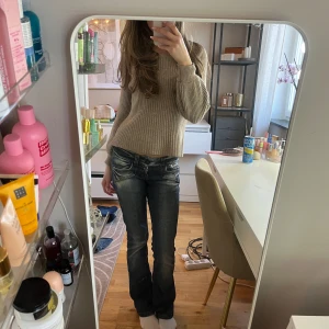 Stickad tröja - Beige stickad tröja med fin passform💞 Tryck gärna på köp nu!