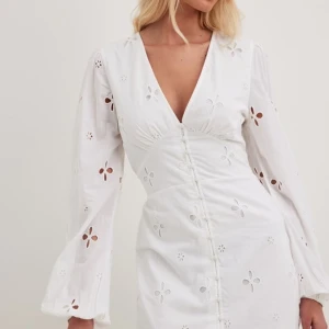 Vit klänning - Säljer nu denna klänning från nakd i storlek 36. Endast använd en gång, passar perfekt till student eller liknande.