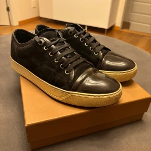 Lanvin UK7 (42) - Lanvins i Använt skick, General wear förkommer. Storlek Uk7 Som motsvarar 42 men passar även större. INGA tillbehör!