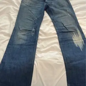 Säljer dessa diesel jeans köpta för någon månad sedan. Säljer eftersom dem inte används. Jeansen är i storlek W27 vilket motsvarar ungefär S/34.