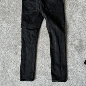 Nudie jeans - Säljer mina nudie jeans i modellen lean Dean. Ingen användning för de löngre storlek 32x32 men passar mig som har 30 i midjan. Tveka inte på att höra av er.