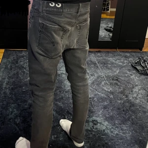 Dondup george jeans - Säljer dessa sjukt feta dondup jeans i modellen george med slitningar på framsidan, alla fläckar som syns på bild går bort med en tvätt, skick: 8/10