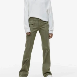 Gröna jeans - Säljer mina nästintill oanvända jeans från hm💕Jeansen är väldigt stretchiga så passar allt mellan s-l beroende på hur man vill att de sitter. Innerbens mått: 78 cm. Midjemått: ca 40  Köp via köp snabbt ✨