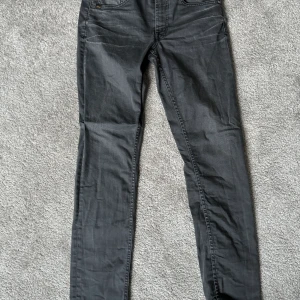 Tiger of Sweden jeans - Säljer mina tiger of Sweden jeans. Storlek 32x32 men passar mig som har 30 i midjan. Säljer p.g.a ingen användning längre. Tveka inte på att höra av er.