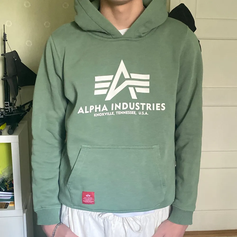Grön Alpha Industries hoodie, endast testad. Barnstorlek men passar som XS. Frakt tillkommer 🙌. Hoodies.