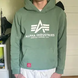 Grön Alpha Industries hoodie, endast testad. Barnstorlek men passar som XS. Frakt tillkommer 🙌