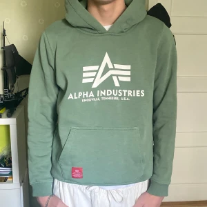 Alpha Industries Hoodie - Grön Alpha Industries hoodie, endast testad. Barnstorlek men passar som XS. Frakt tillkommer 🙌