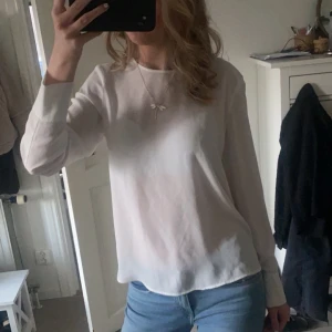 Vit blus - Jättesöt och lite genomskinlig blus från mango! Basic men passar verkligen till allt! Nästan aldrig använd! Hör av er vid frågor 💓 Storlek XS.