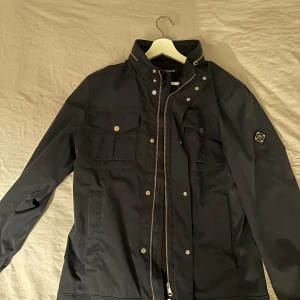 J.Lindeberg Vårjacka - Mycket bra skick. Säljer då den är för liten.  Storlek L Nypris 3500kr