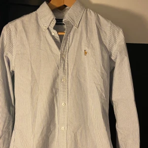 Ralph Lauren Skjorta  - Säljer min feta ralph lauren skjorta som är perfekt inför sommaren. Skjortan är helt felfri, inga skador,  10/10. Den är storlek S super slim fit och sitter därför ganska tajt. Knappt använd. Självklart är den äkta.  Inköpspris - 1800kr Mitt  - 699kr