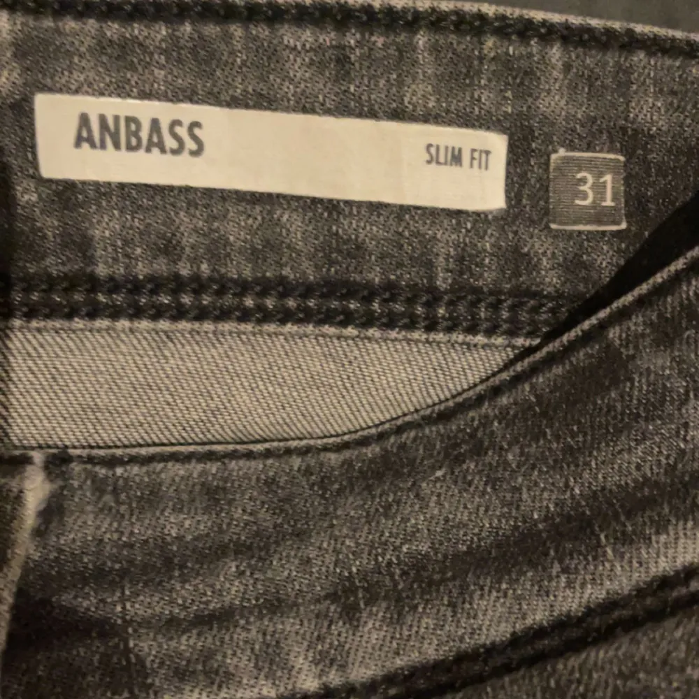 Säljer nu mina snygga Replay Anbass Jeans, slim modell i storlek 31. Jeansen är i bra skick inte använda speciellt mycket och har en mörkgrå färg. Nypris runt 1300kr. Skriv vid intresse eller frågor✅. Jeans & Byxor.