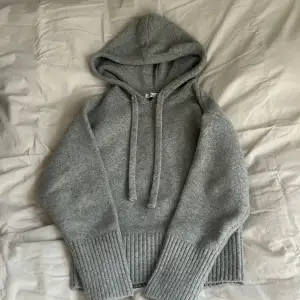 En jätte fin trendig stickad hoodie från zara💕 Använd ett fåtal gånger och har inga defekter! 