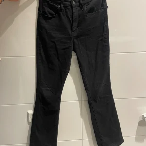Svarta Levis Jeans - Vi säljer denna fina second hand köpta Levis Jeansen för 175 kr!💕För mer information, kontakta oss💕😊