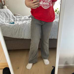 Säljer nu fina super fina gråa jeans från Gina. Dem sittter super fint, men kommer inte riktigt till användning då jag jag har många alternativ.  Super fint skick, uppsydda dock men inget som syns 🌷 Uppsydda så dem passar 157 cm 🌸 Nypris 499 kr 