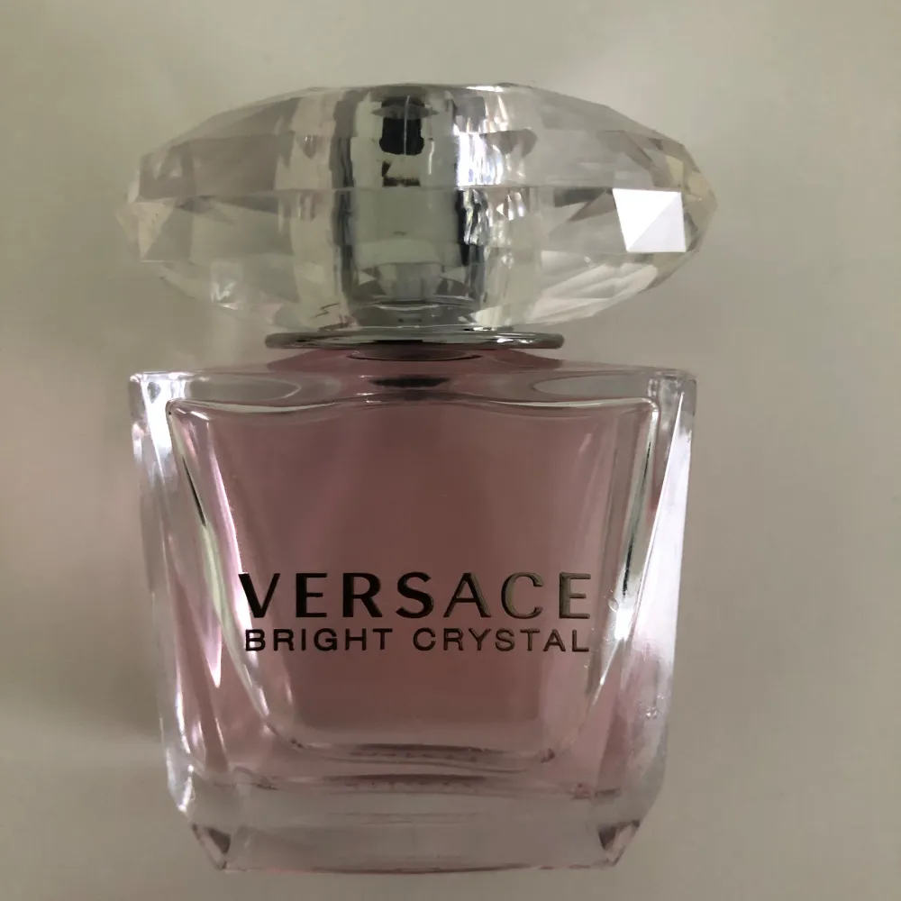 Säljer parfymen Versace bright crystal. Helt oanvänd, allt innehåll är kvar. Säljer den då jag har många andra parfymer🤍🤍. Övrigt.