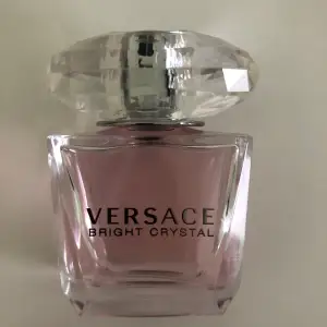 Säljer parfymen Versace bright crystal. Helt oanvänd, allt innehåll är kvar. Säljer den då jag har många andra parfymer🤍🤍