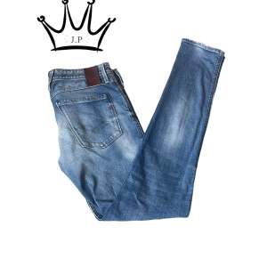 Säljer nu dem mest sålda replay jeansen i passform Anbass. Skicket är 9/10, passar modellen perfekt. 189 och 75kg, W33/L34. Kontakta oss för mer information eller allmäna frågor!