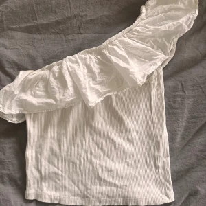Offshoulder topp - Fin vit off shoulder topp med volang!