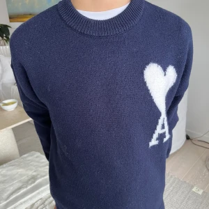 Ami person tröja - Tja, säljer denna feta ami person tröja hel oanvänd skick 10/10 👕 storlek S grabben i bilden är 165 så  utgå från den längden  OBS är ganska bred i sizen⛔️