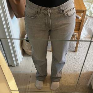 Gråa petite jeans, använda en gång, perfekt skick!! Jag är 164 cm 