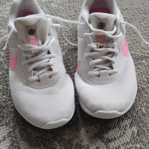 Nike revolution löparskor - Bra neutrala löparskor, stl 39. Använda några veckor förra sommaren. Endast lite nött i tyget upptill, se bild.