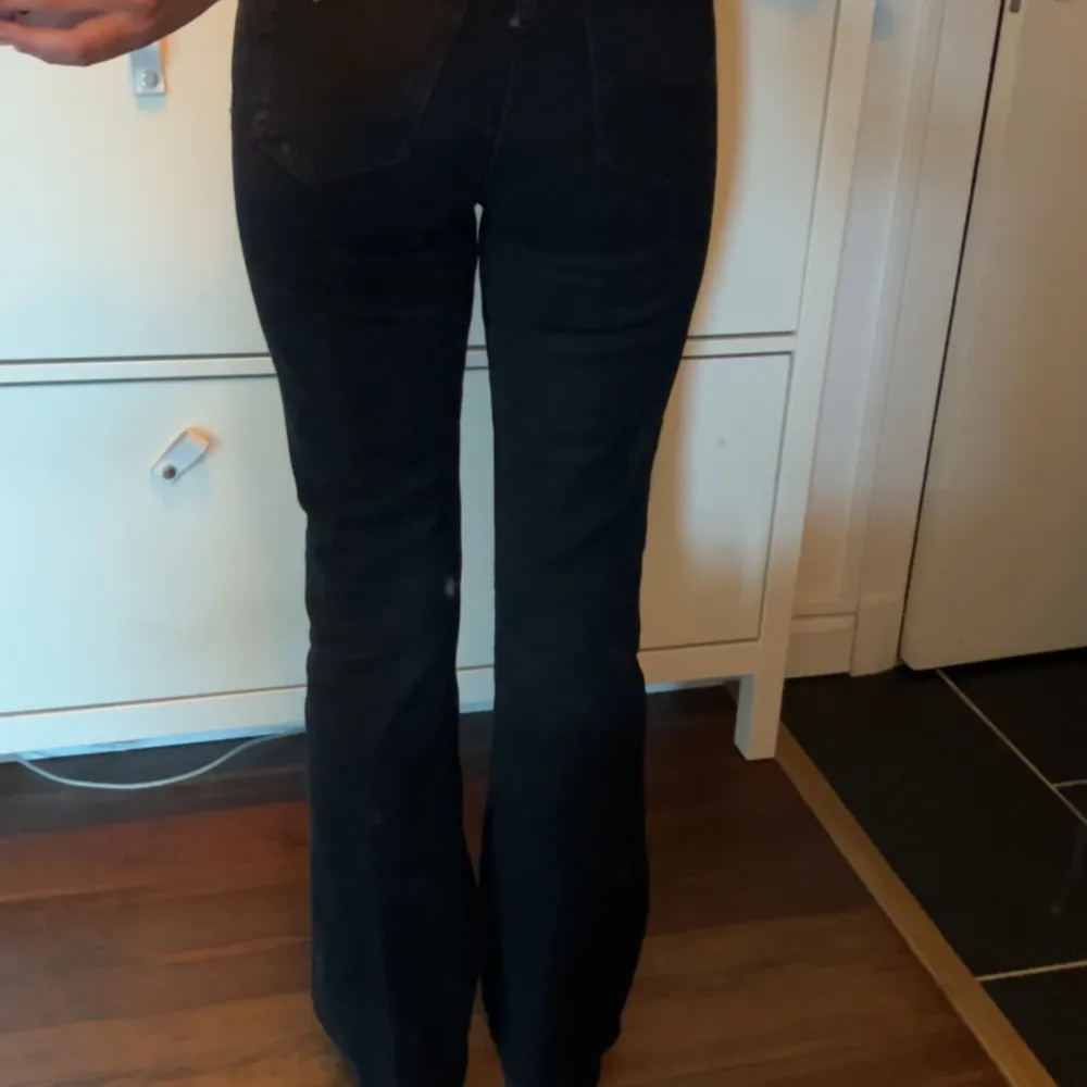Snygga svarta raka/bootcat jeans från Gina. Priset går såklart att diskutera vid snabbaffär. Jag är 1,69💕💕. Jeans & Byxor.