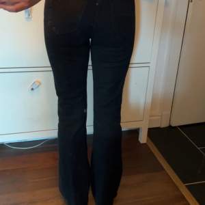 Snygga svarta raka/bootcat jeans från Gina. Priset går såklart att diskutera vid snabbaffär. Jag är 1,69💕💕