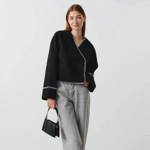 Vår jacka  - Trendig vårjacka från Ginatricot, använd fåtal gånger. Säljer då den inte kommer till användning 