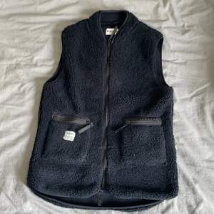 Säljer denna fleece västen från Resteröd, Storlek S, Ny pris 900, säljer pga den inte passar
