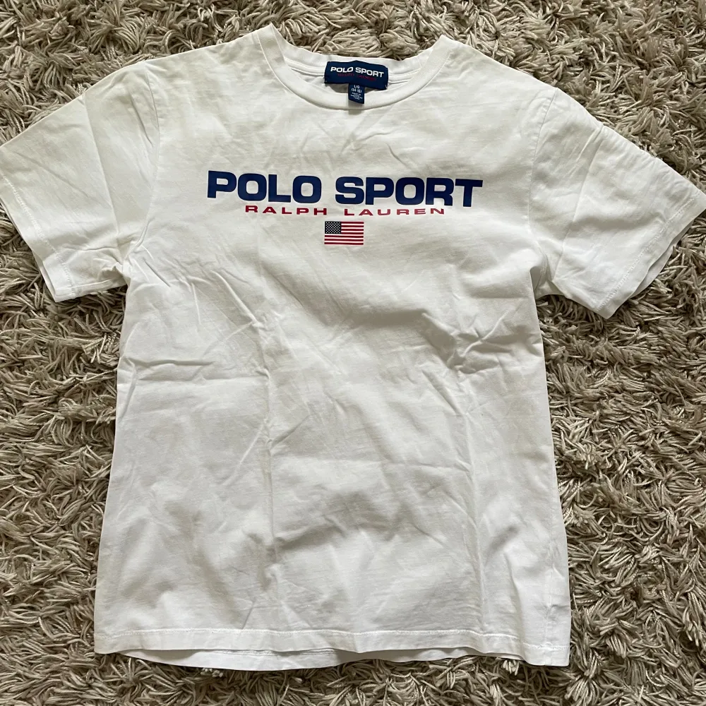 Säljer denna t-shirt från polo sport ralph laurent. Den är i storlek 14-16 y vilket motsvarar S. Den är i nyskick. . T-shirts.