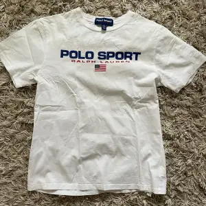 Säljer denna t-shirt från polo sport ralph laurent. Den är i storlek 14-16 y vilket motsvarar S. Den är i nyskick. 