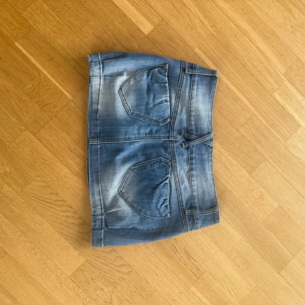 Säljer denna super söta jeans mini kjolen men snygga detaljer pga att den tyvärr var förstor för mig💕 Den är i ett super fint skick med midjemått ca 39 cm☺️  Bara att höra av sig vid frågor osv!!💗. Kjolar.