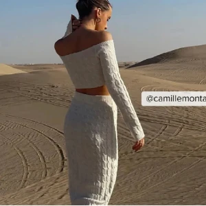 Midi skirt från NA-KD🤍 - Supersuper snygg kjol från NA-KD, kommer tyvärr inte till användning då den inte passade mig. Färgen är lite mer gräddvit, stickad material, jätteskön. Köpt för 399kr, säljer för 170kr. Priset kan diskuteras. 