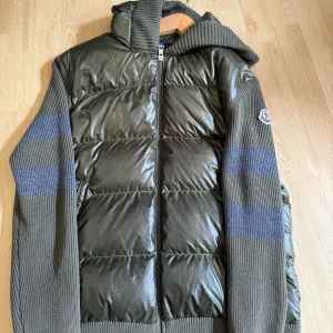 Moncler cardigan (mörk grön) - Anstånd 3 gånger Sotrlek (M). Kvitto finns från moncler och dustbag med följer.