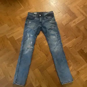 Ett år ljusblå replay jeans som knappt är använda, storlek 29/32 och passformen är anbass/slim , säljer pågrund av för små, nypris 1200 mitt pris 649!