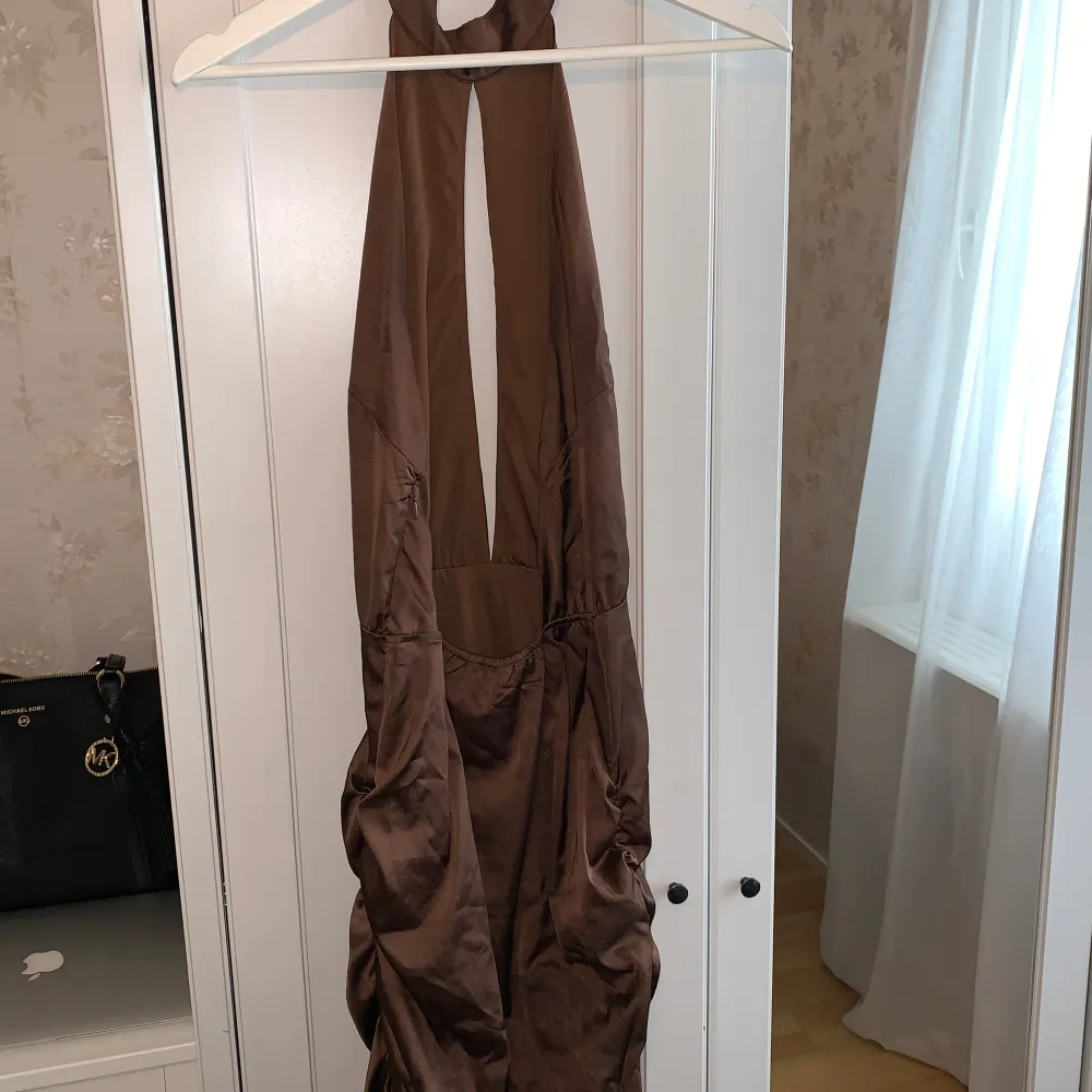 En brun klänning i strl XS från Nelly🌸  Använd en gång, nyskick!. Klänningar.