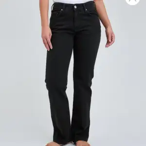 Säljer dessa low waist jeans så dom tyvärr blivit små på mig, från bikbok i strl 25 och längd 32. Använda 1 gång nypris 699kr