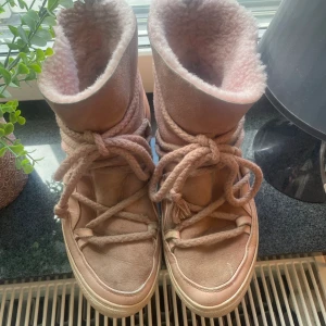 Inuikii  - Ett par inuikii som är jätte fina! Sulan låter lite men om man  sulan låter lite om man går men inte om du byter ut sulan låter de ej! Jätte fina och storleken är som 39 fast 40! Så liten i strl och sedan så pris kan diskuteras 