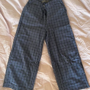 Byxor Ichi - Fina blårutiga, ankellånga byxor från märket Ichi. Har knappt blivit använda, så är i väldigt fint skick! I storlek 36.