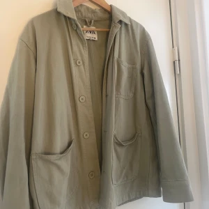 Grön jeansjacka zara - I storlek xs. Använd några gånger men i väldigt bra skick!