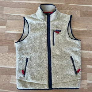 Patagonia fleece väst - Säljer nu min patagonia väst i strl L. Skick 10/10 använd 1-2 ggr. Hör av dig om du har frågor eller är intresserad!