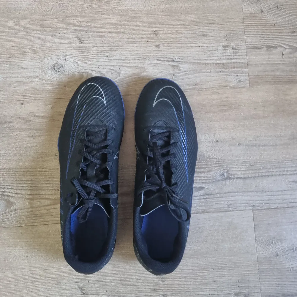 Nike fotbollsskor blå svart änvända en gång typ nya köpt från staidium Skriv om ni har frågor. Storlek 41 Säljer på grund av att jag fick nya typ två dagar efter jag köpt dem Köptes för circka 900 spänn Jag har inte lådan men löser en annan sko låda. Sport & träning.