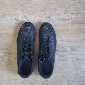 Nike fotbollsskor blå svart änvända en gång typ nya köpt från staidium Skriv om ni har frågor. Storlek 41 Säljer på grund av att jag fick nya typ två dagar efter jag köpt dem Köptes för circka 900 spänn Jag har inte lådan men löser en annan sko låda